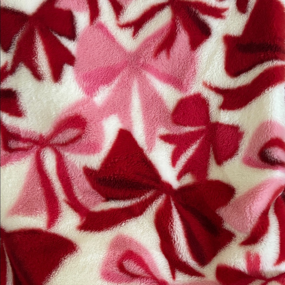 NEW WITH TAGS cupcakes & cashmere Pink Red and White Faux Fur Blanket BOW twin